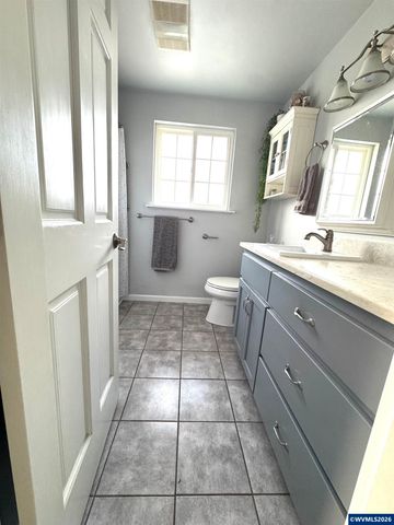 1335 1st Av, Sweet Home, OR 97386