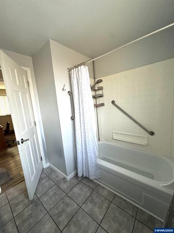 1335 1st Av, Sweet Home, OR 97386