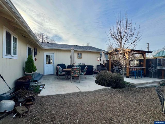 1335 1st Av, Sweet Home, OR 97386