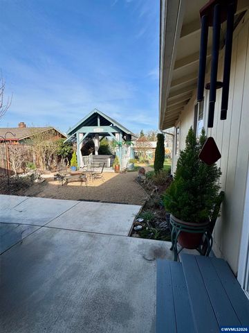 1335 1st Av, Sweet Home, OR 97386