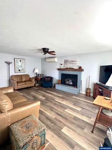 1335 1st Av, Sweet Home, OR 97386