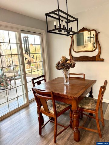 1335 1st Av, Sweet Home, OR 97386