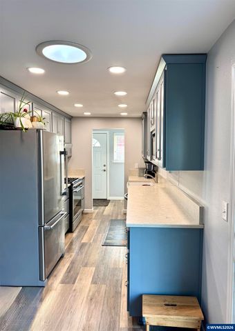 1335 1st Av, Sweet Home, OR 97386