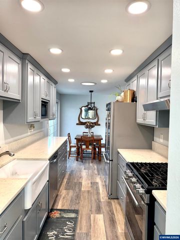 1335 1st Av, Sweet Home, OR 97386