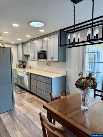 1335 1st Av, Sweet Home, OR 97386