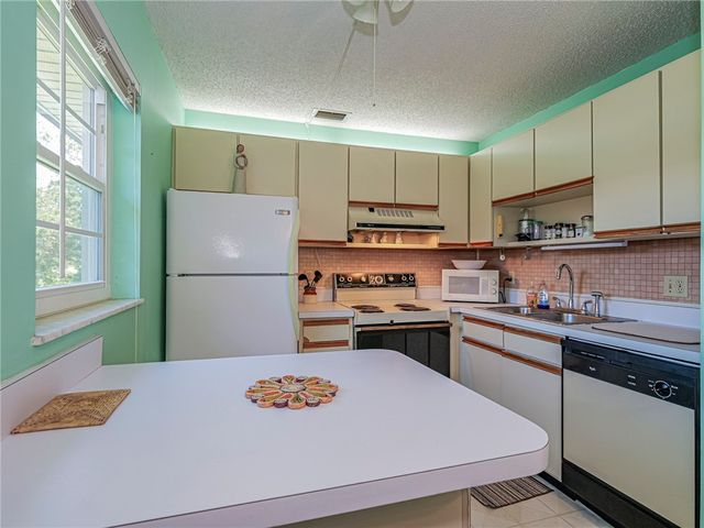 6 Vista Palm Lane 202, Vero Beach, FL 32962