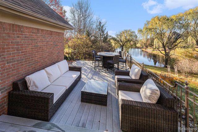 6997 Oakhurst Ridge Road, Clarkston, MI 48348