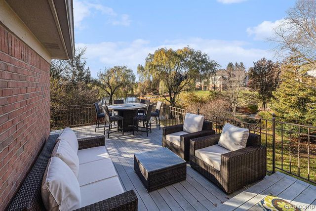 6997 Oakhurst Ridge Road, Clarkston, MI 48348