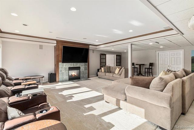 6997 Oakhurst Ridge Road, Clarkston, MI 48348