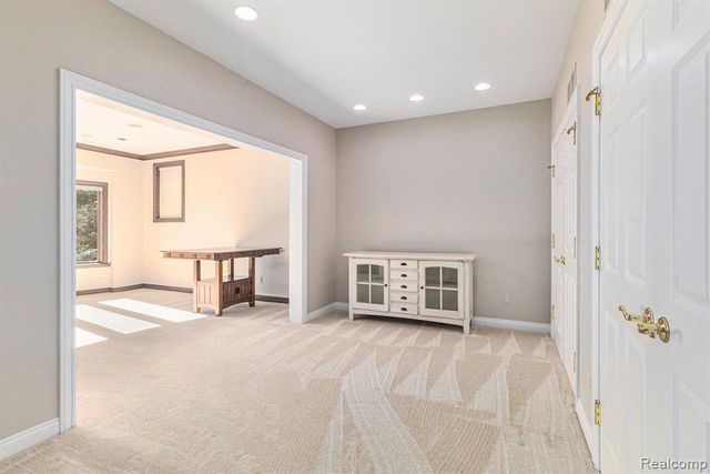 6997 Oakhurst Ridge Road, Clarkston, MI 48348