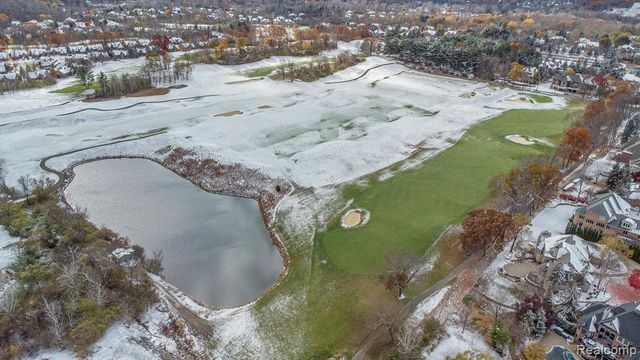 6997 Oakhurst Ridge Road, Clarkston, MI 48348