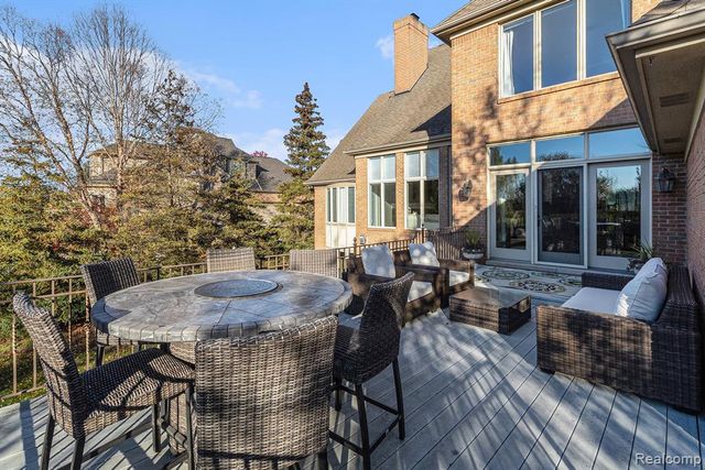 6997 Oakhurst Ridge Road, Clarkston, MI 48348