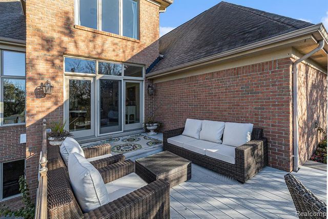 6997 Oakhurst Ridge Road, Clarkston, MI 48348