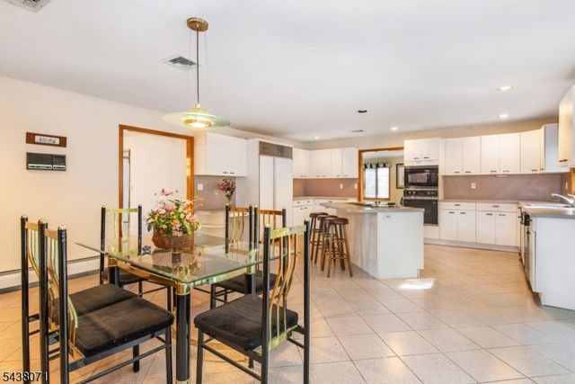 25 Wood Chase Ln, Kinnelon Boro, NJ 07405