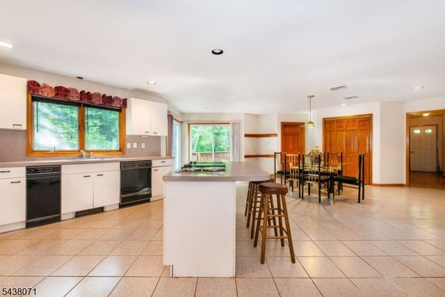 25 Wood Chase Ln, Kinnelon Boro, NJ 07405