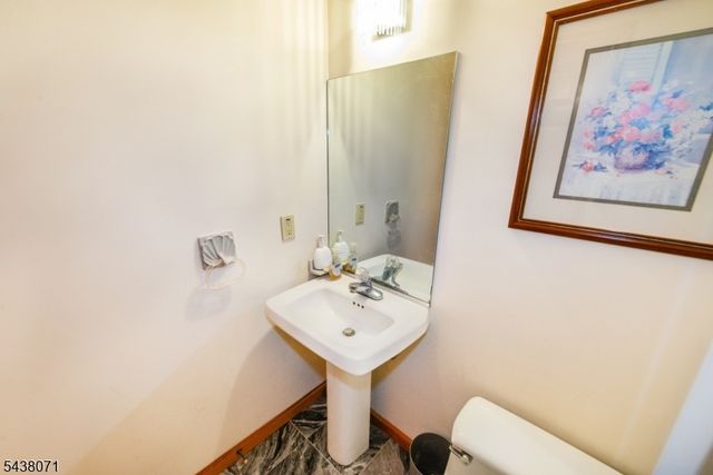 25 Wood Chase Ln, Kinnelon Boro, NJ 07405