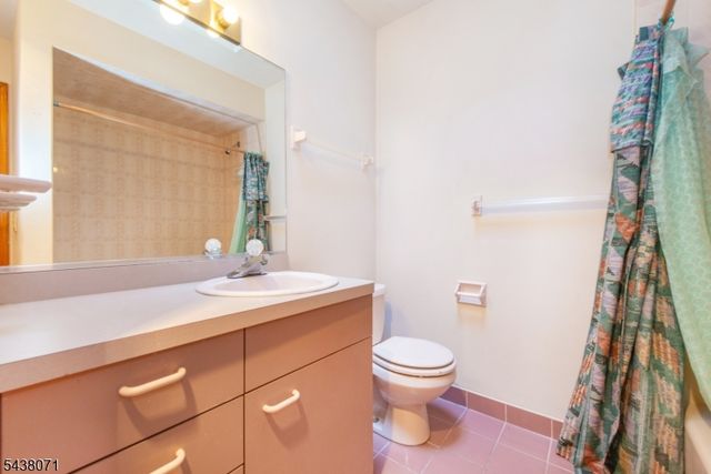 25 Wood Chase Ln, Kinnelon Boro, NJ 07405