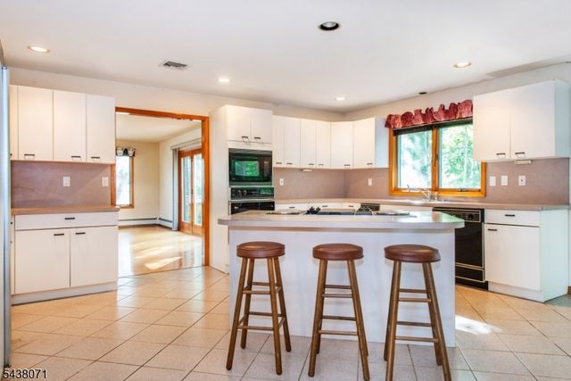 25 Wood Chase Ln, Kinnelon Boro, NJ 07405