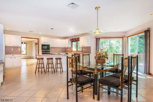 25 Wood Chase Ln, Kinnelon Boro, NJ 07405