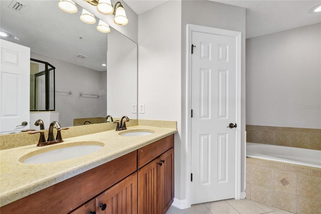 Image 18 of property listing at 4848 FIORAZANTE AVENUE, Orlando, FL 32839