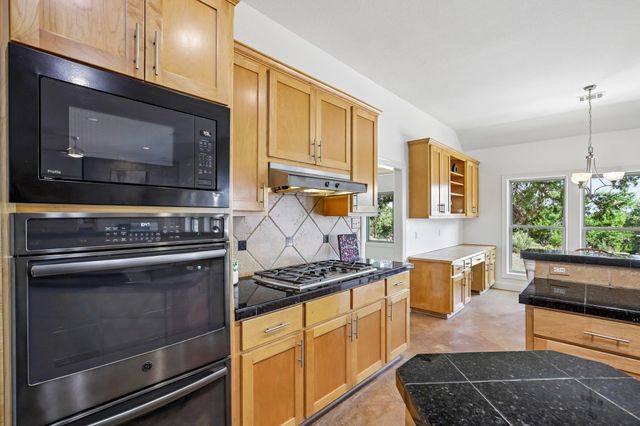404 Saddlehorn DR, Dripping Springs, TX 78620
