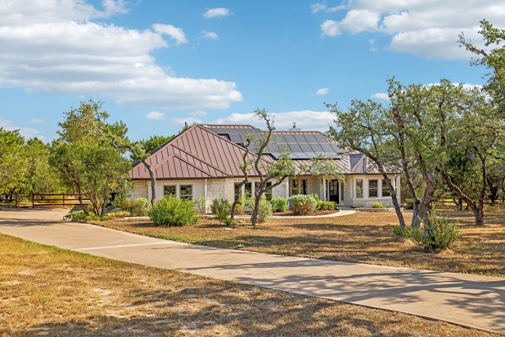 404 Saddlehorn DR, Dripping Springs, TX 78620