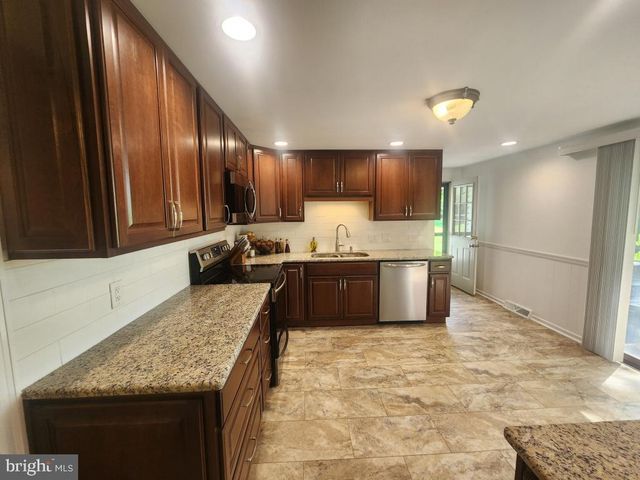 2132 LYNDELL DR, Lancaster, PA 17601