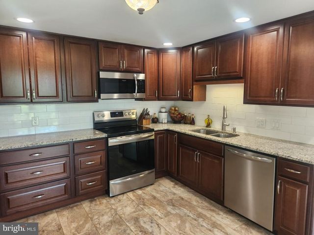 2132 LYNDELL DR, Lancaster, PA 17601