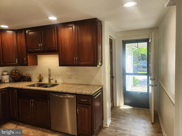 2132 LYNDELL DR, Lancaster, PA 17601