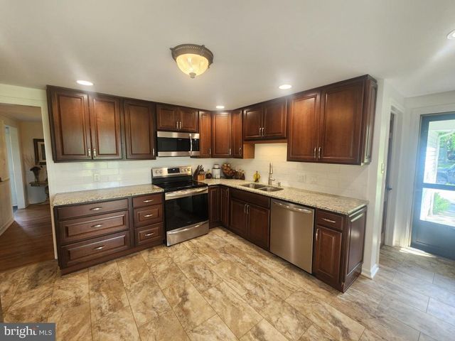 2132 LYNDELL DR, Lancaster, PA 17601
