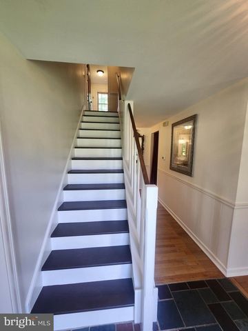 2132 LYNDELL DR, Lancaster, PA 17601