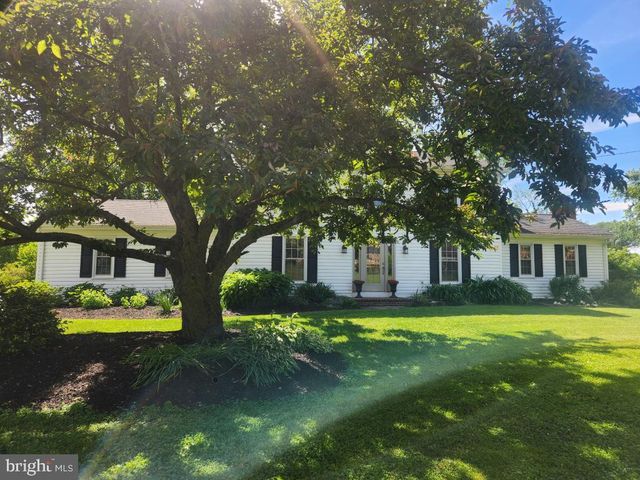 2132 LYNDELL DR, Lancaster, PA 17601