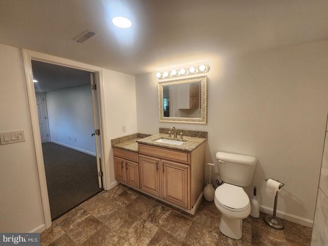 2132 LYNDELL DR, Lancaster, PA 17601
