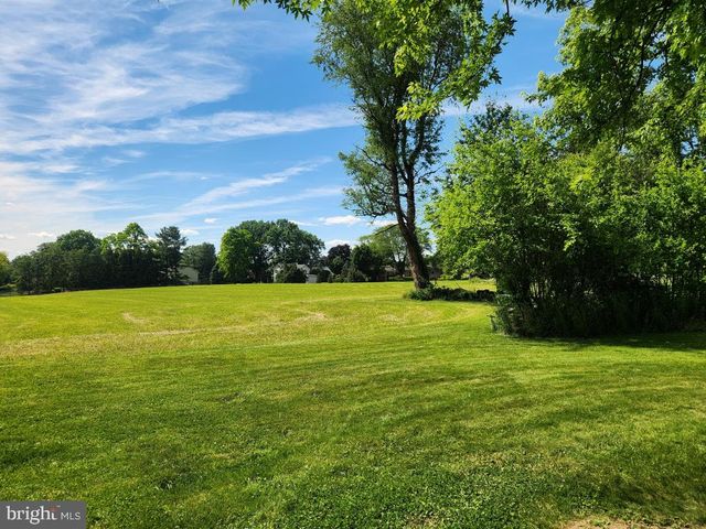 2132 LYNDELL DR, Lancaster, PA 17601