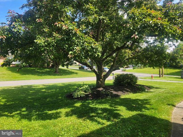 2132 LYNDELL DR, Lancaster, PA 17601