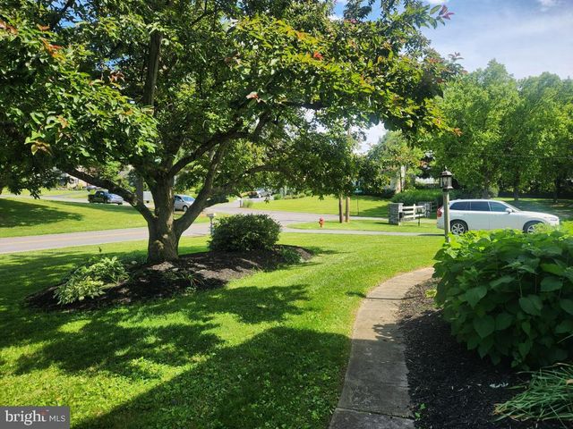 2132 LYNDELL DR, Lancaster, PA 17601