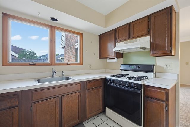 52 Rosewood Dr 52, Stoughton, MA 02072