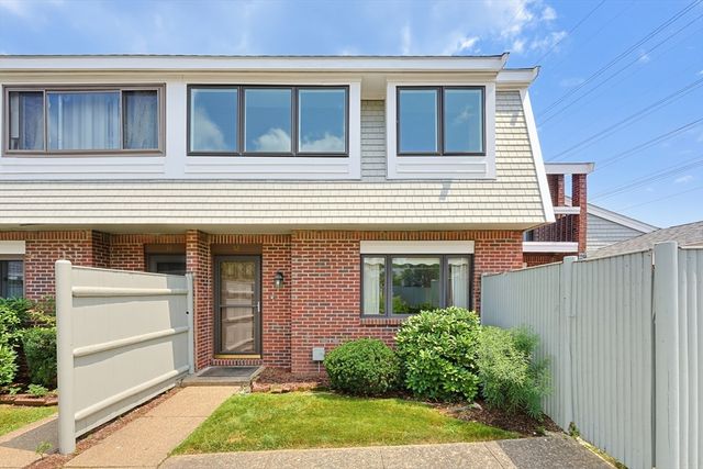 52 Rosewood Dr 52, Stoughton, MA 02072