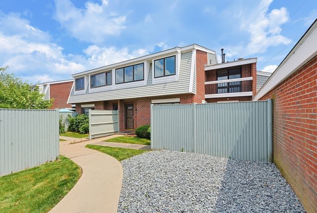 52 Rosewood Dr 52, Stoughton, MA 02072