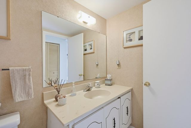 52 Rosewood Dr 52, Stoughton, MA 02072