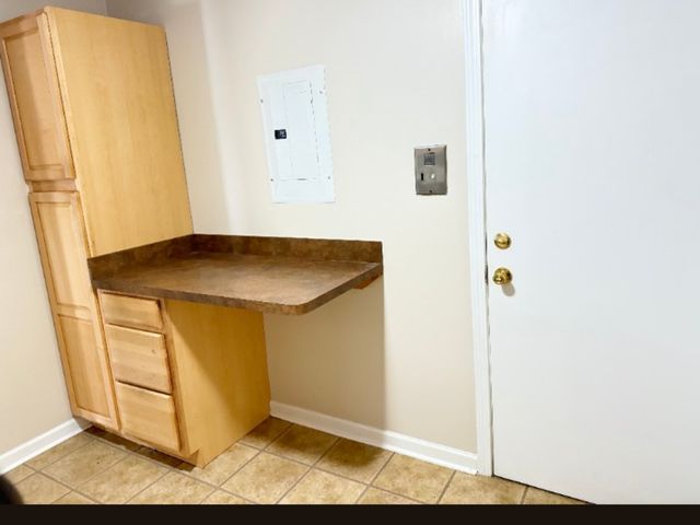 551 Carlysle Drive 10, Clarendon Hills, IL 60514