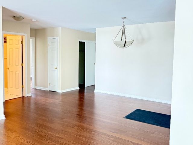 551 Carlysle Drive 10, Clarendon Hills, IL 60514
