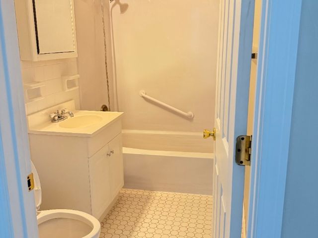 551 Carlysle Drive 10, Clarendon Hills, IL 60514