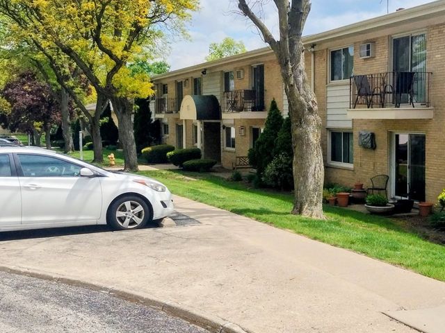 551 Carlysle Drive 10, Clarendon Hills, IL 60514