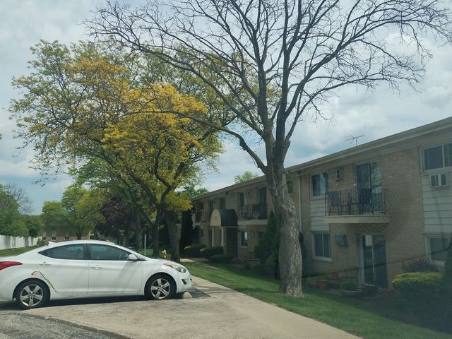 551 Carlysle Drive 10, Clarendon Hills, IL 60514