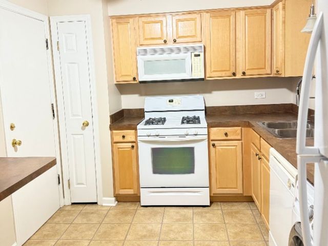 551 Carlysle Drive 10, Clarendon Hills, IL 60514