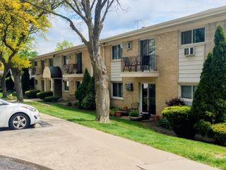 551 Carlysle Drive 10, Clarendon Hills, IL 60514