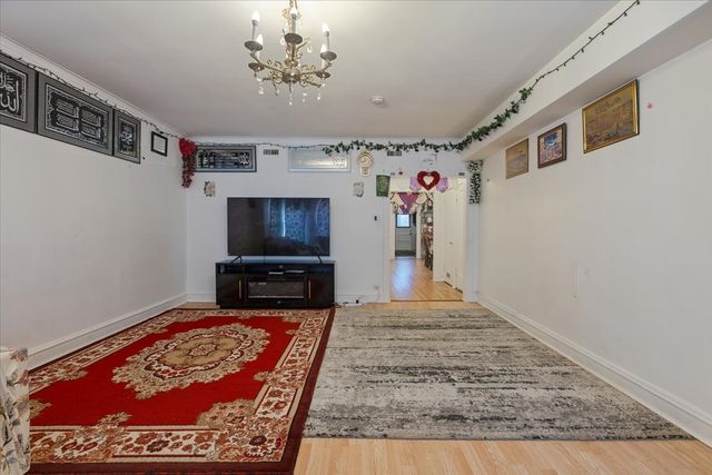 6319 N Claremont Avenue, Chicago, IL 60659