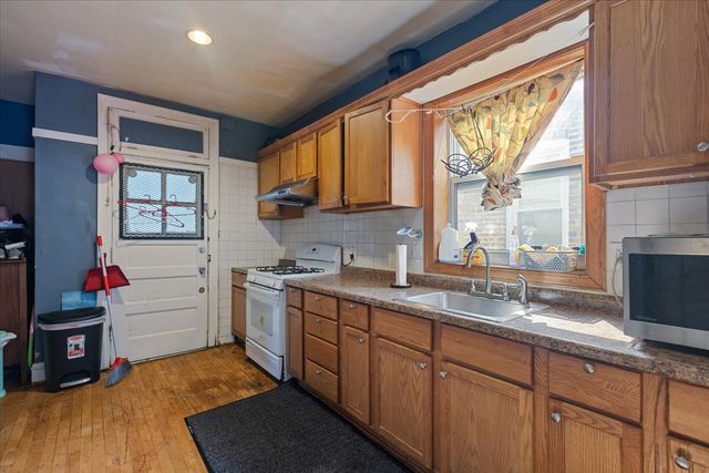 6319 N Claremont Avenue, Chicago, IL 60659