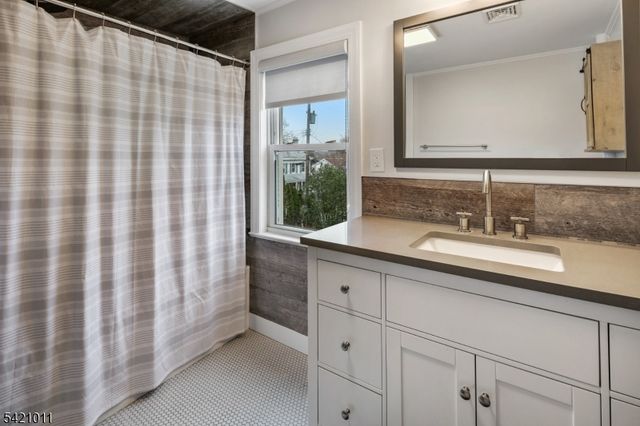 15 Main St, Clinton Twp., NJ 08801